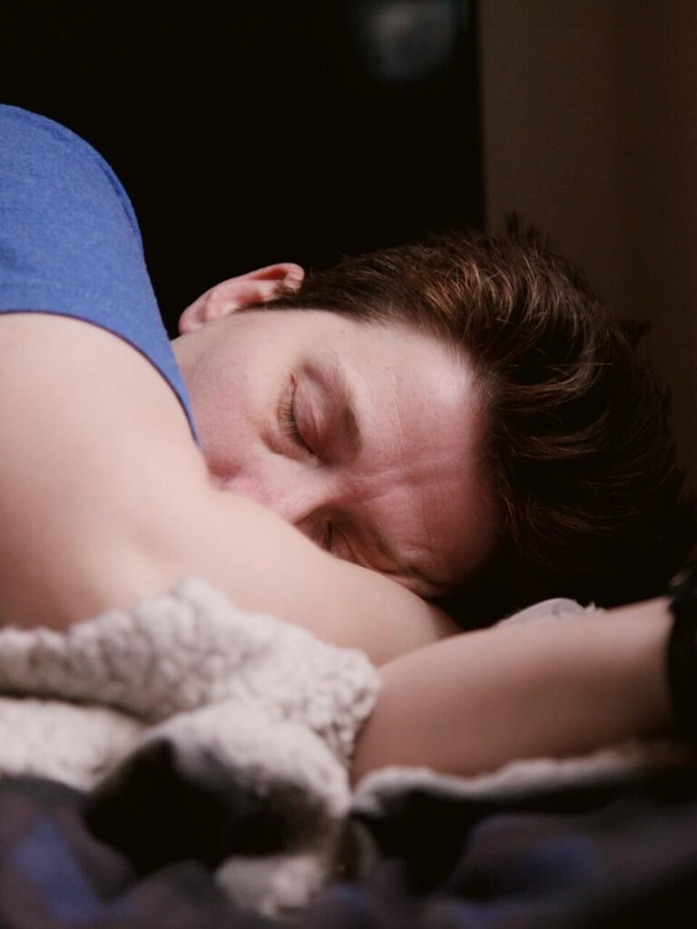 hfvFunLkFgg man is sleeping