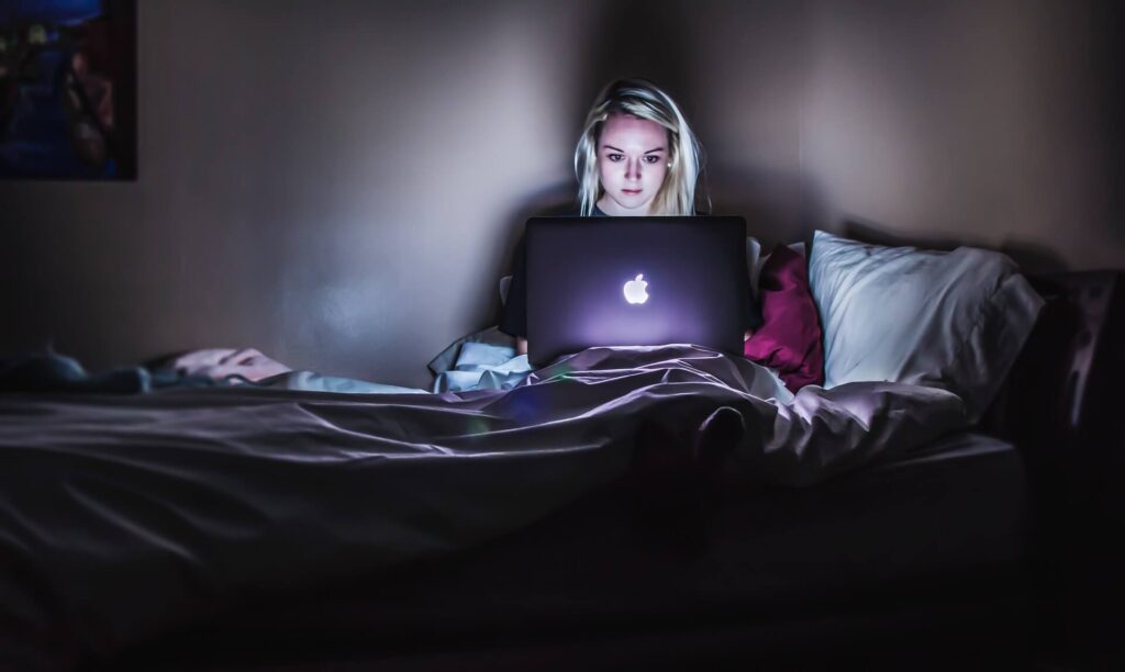 woman working in laptop