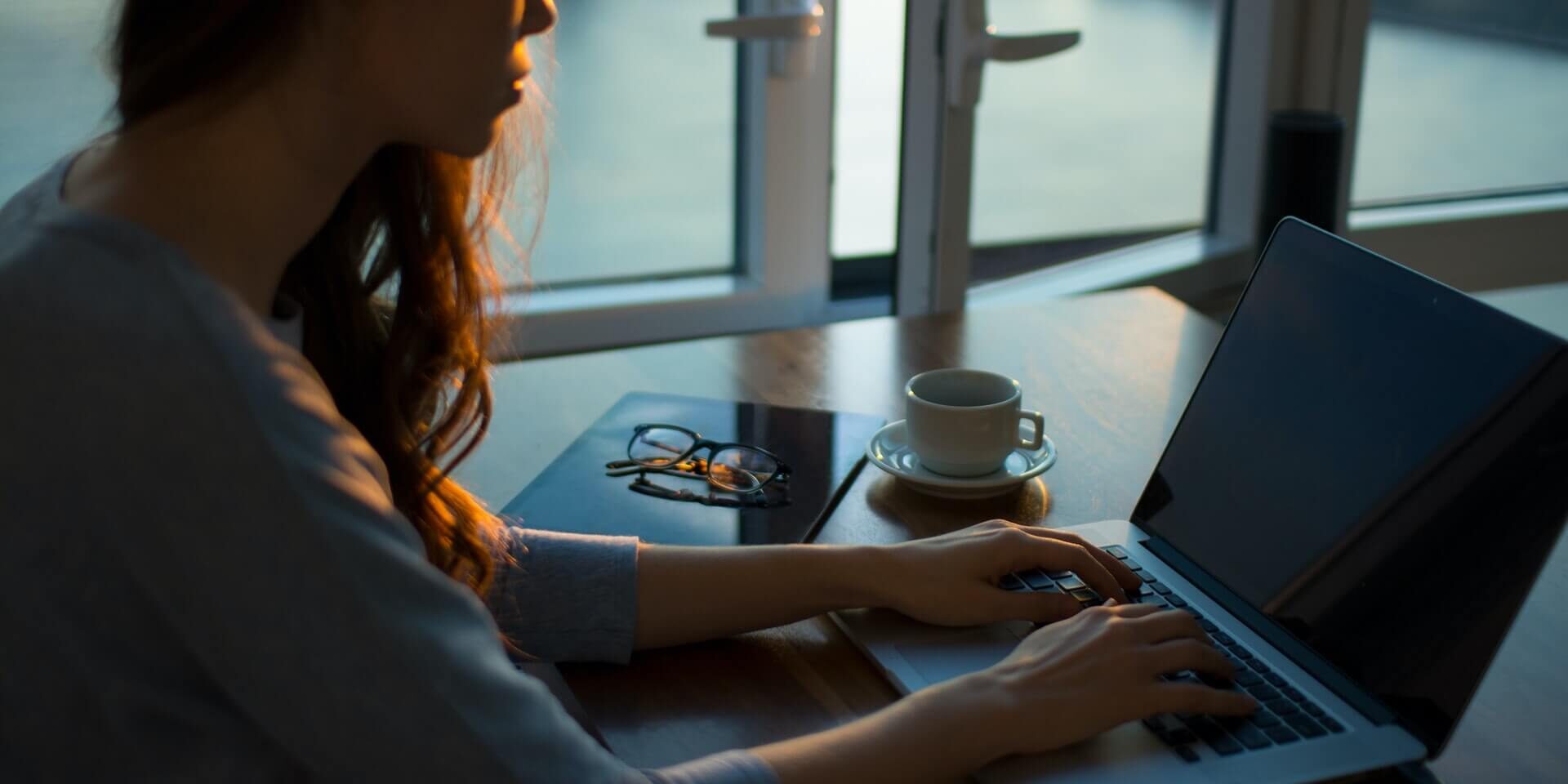 woman working in laptop